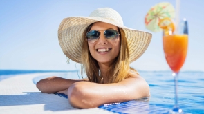 95604c06-smiling-beautiful-woman-in-the-swimming-pool